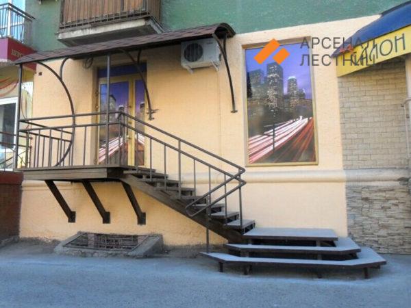 Уличная лестница на вход с козырьком и минималистичными перилами