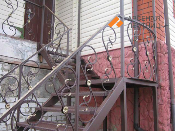 Входная лестница с металлическими ступенями и коваными перилами