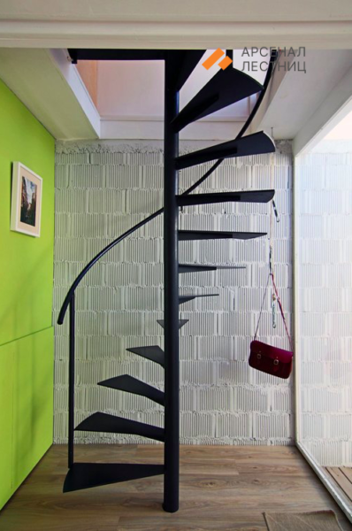 Изящная винтовая лестница с металлическими ступенями