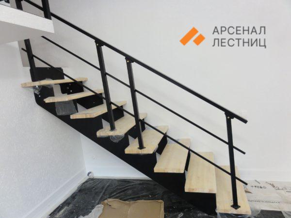 Лестница на ломаной тетиве с минималистичными перилами на Союза печатников