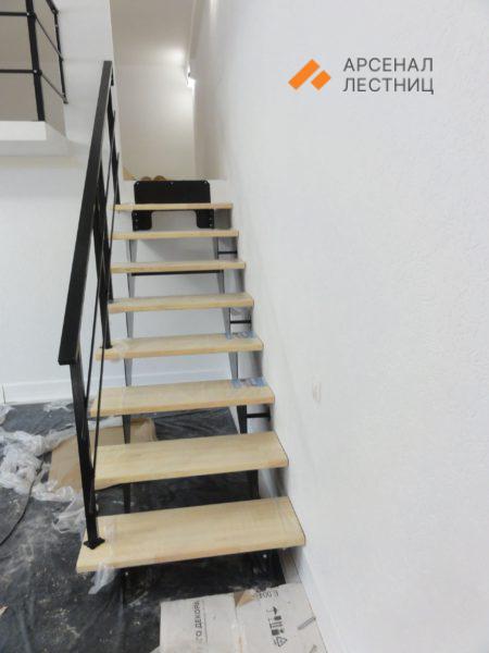 Лестница на ломаной тетиве с деревянными ступенями на союза печатников
