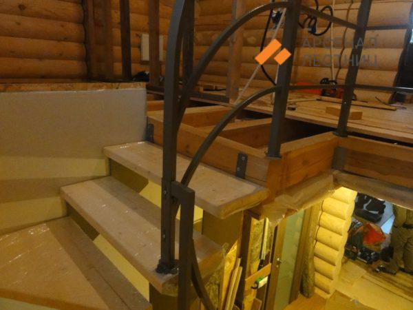 Лестница на ломаной тетиве со ступенями из сосны. сертолово
