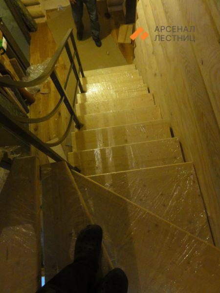 Лестница с ломаной тетивой со ступенями из сосны. сертолово