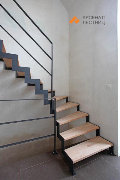 Лестница на угловой тетиве с деревянными ступенями
