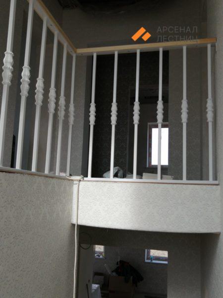Лестница с забежными ступенями и коваными ступенями белоостров