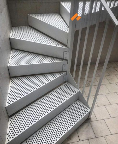 Винтовая лестница с перфорированными ступенями