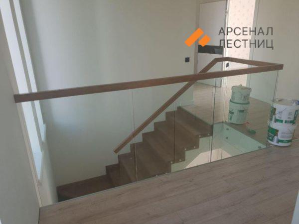 Прозрачное ограждение лестницы с деревянным перилом