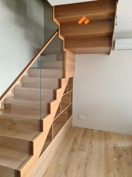 Деревянная лестница со стеклом
