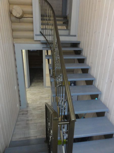 34.лестница на ломаной тетиве с коваными перилами. зеленая роща