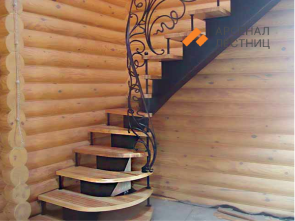 Лестница на монокосоуре с коваными перилами