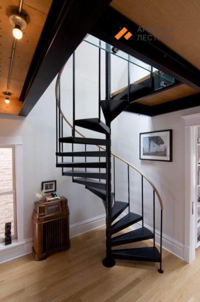 Винтовая лестница с рифлеными ступенями