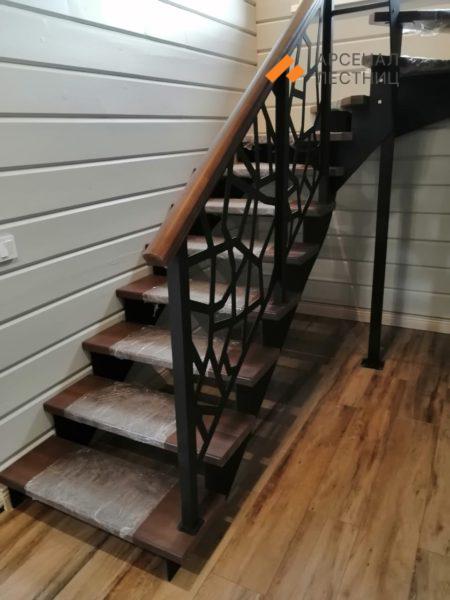 Лестница с перилами из листового металла и деревянными ступенями. Симагино.