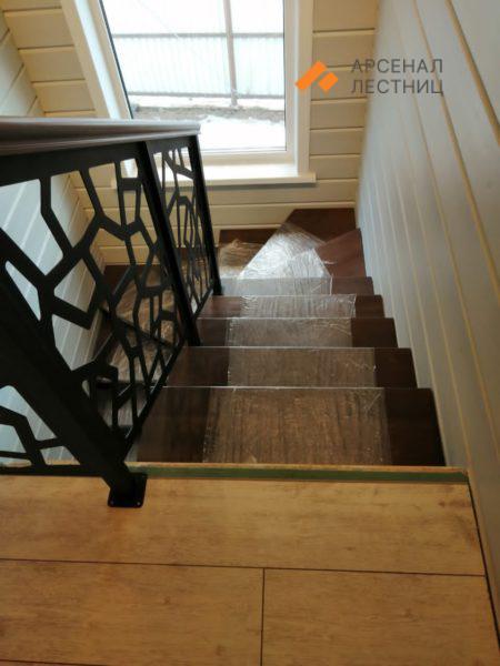 Лестница с перилами из листового металла и деревянными ступенями. Симагино.