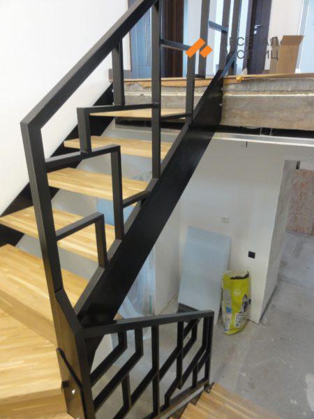 Лестница с забежными ступенями и минималистичными перилами. Усть ижора