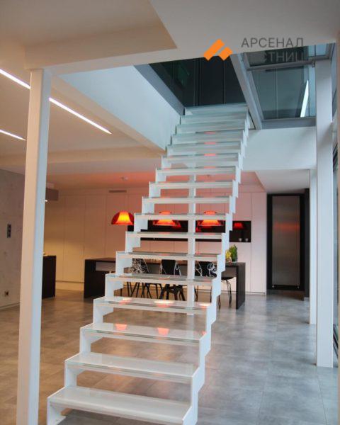 Прямая лестница со стеклянными ступенями