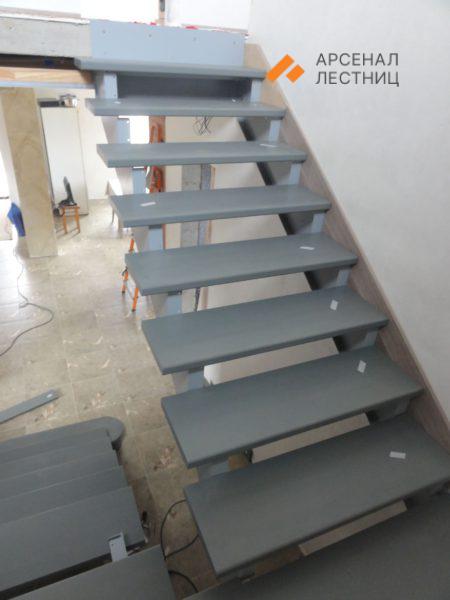 Установленный металлокаркас лестницы с крашенными деревянными ступенями. Дубровка