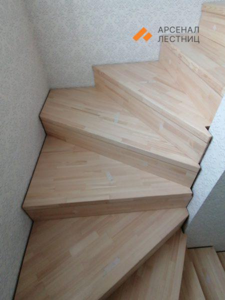 Лестница с забежными деревянными ступенями. Белоостров
