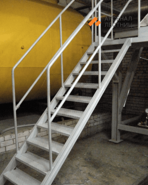 Техническая уличная лестница с рифлеными ступенями