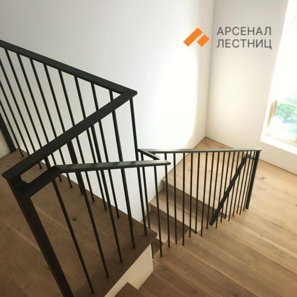 Лестница с обшивкой деревом с минималистичными перилами