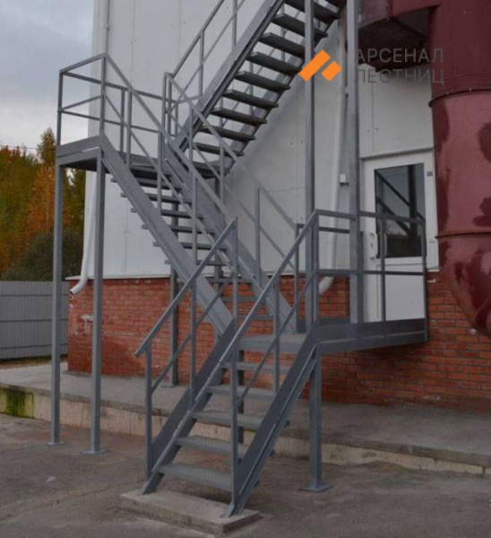 Техническая наружняя лестница с рифлеными ступенями