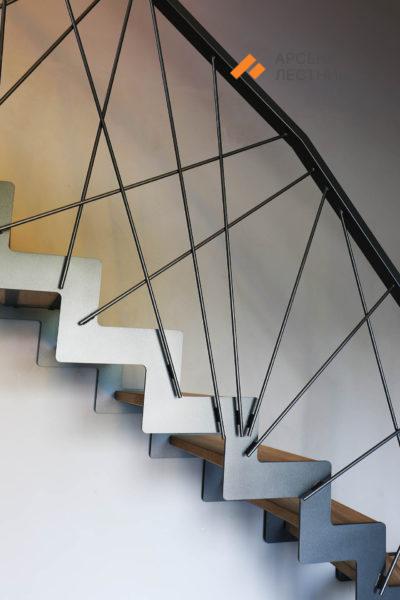 Лестница на угловой тетиве с минималистичными перилами