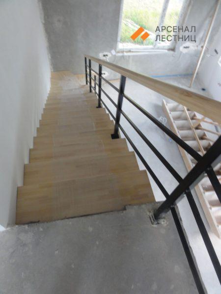 Лестница с забежными на 90 и минималистичными перилами. Анино