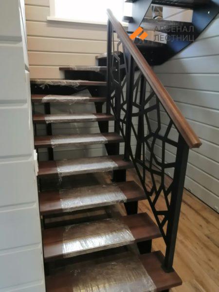 Лестница с перилами из листового металла. Симагино
