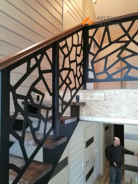 Лестница с перилами из листового металла. Симагино.