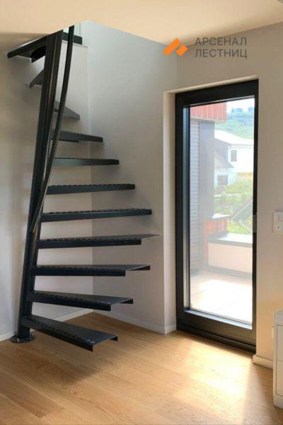Компактная винтовая лестница с металлическими ступенями