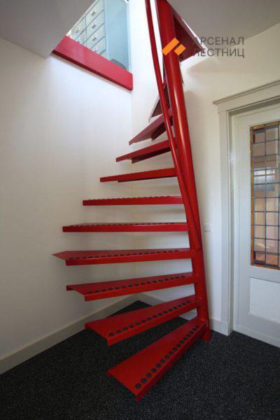 Малогабаритная винтовая лестница с металлическими ступенями