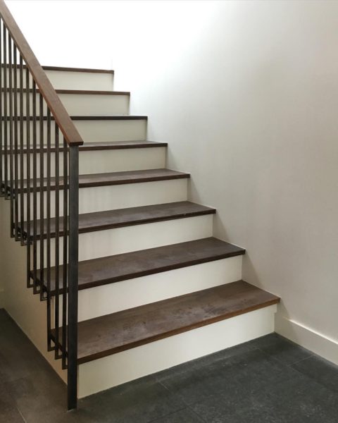Деревянная лестница в стиле минимализм