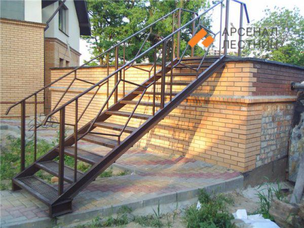 Уличная лестница с минималистичными перилами