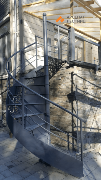 Уличная винтовая лестница с лазерной резкой и минималистичными перилами