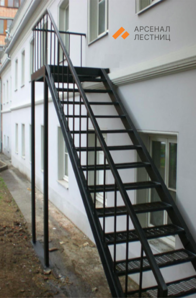 Уличная лестница на второй этаж с минималистичными перилами