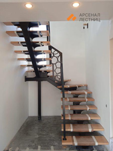 Лестница на центральном косоуре с перилами из листового металла