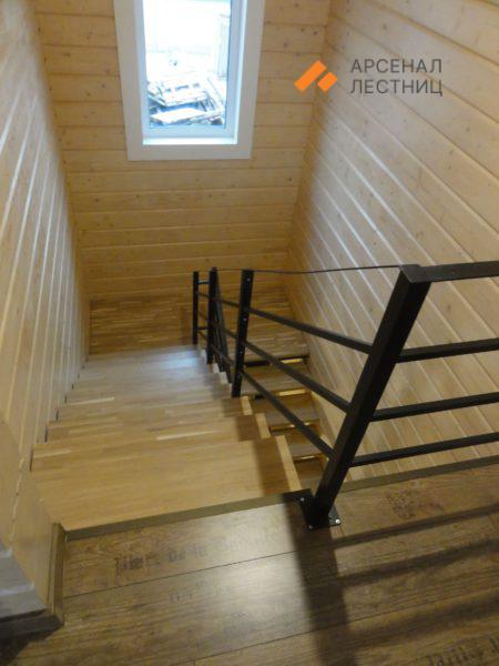 Лестница на монокосоуре с площадкой и минималистичными перилами. Пушкин