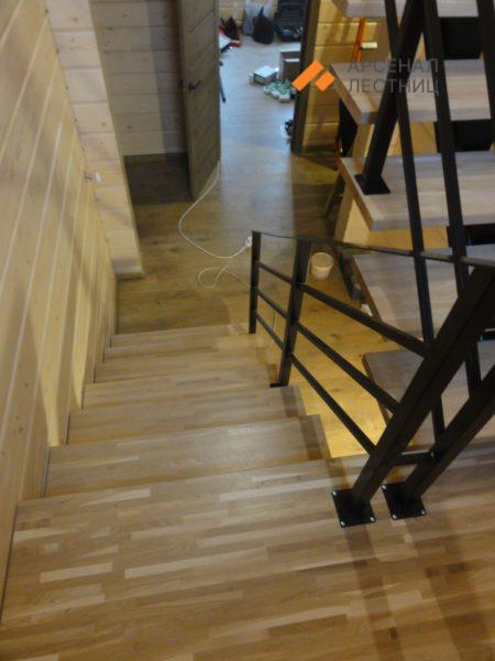 Лестница на монокосоуре с площадкой и минималистичными перилами. Пушкин