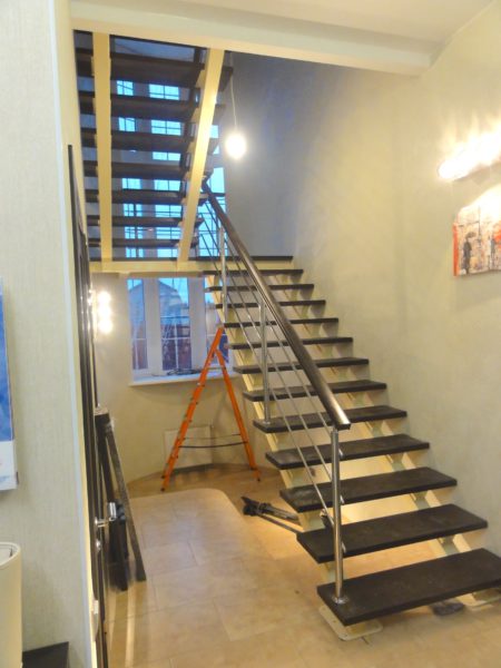 минималистичные перила лестницы на двойном косоуре