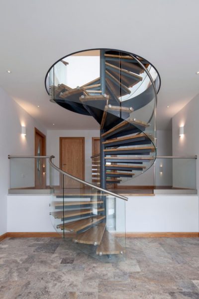 Винтовая лестница со стеклом
